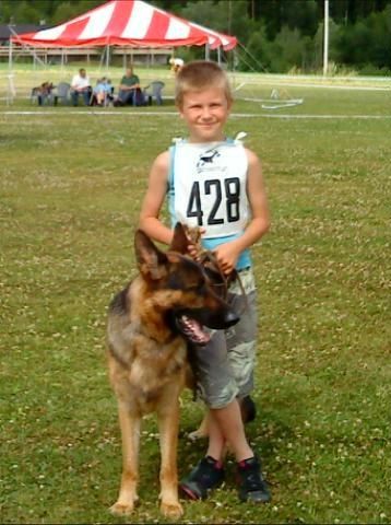 Sindre og Harley,barn og hund på NV 2010